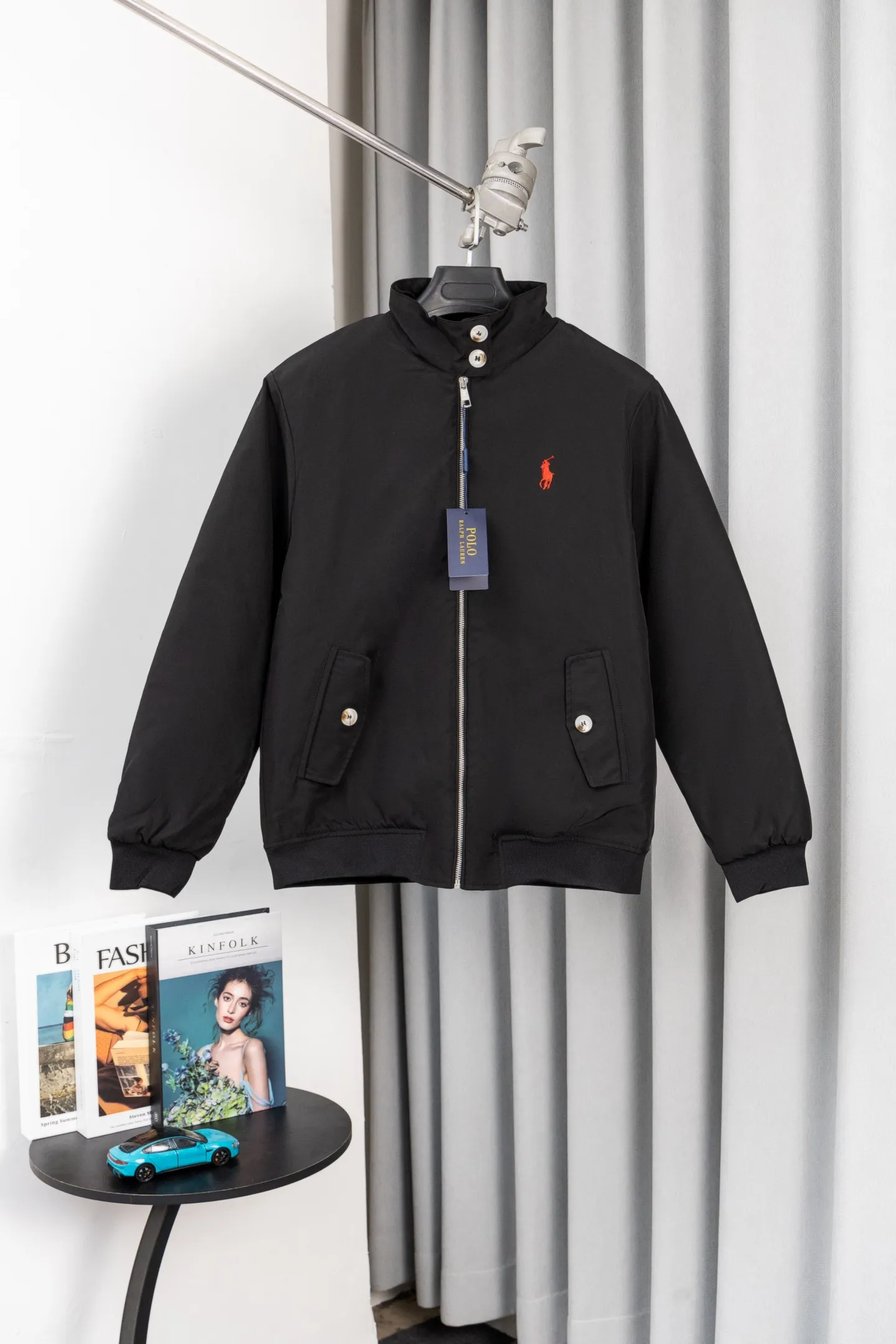 P370 Model number: M038 Rah Lauren Harrington classic unisex old cadre zipper jacket cotton-padded jacket Yi Mengling's same style. Recommended by many fashion bloggers. The Harrington jacket's lapel zipper windproof design perfectly blends casual style with street trend elements, making it very suitable for neutral wear. The fabric texture of the jacket is excellent and comfortable to wear. It is a very versatile and trendy jacket. Original development, 100% pure cotton fabric, exquisite embroidery, evergreen style for all seasons, feel free to buy it, retro will never go out of style!  Color: Khaki Black Navy Size: S-XL